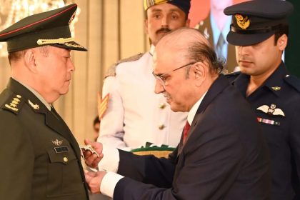 President decorates General Li Qiaoming with Nishan-i-Imtiaz Military