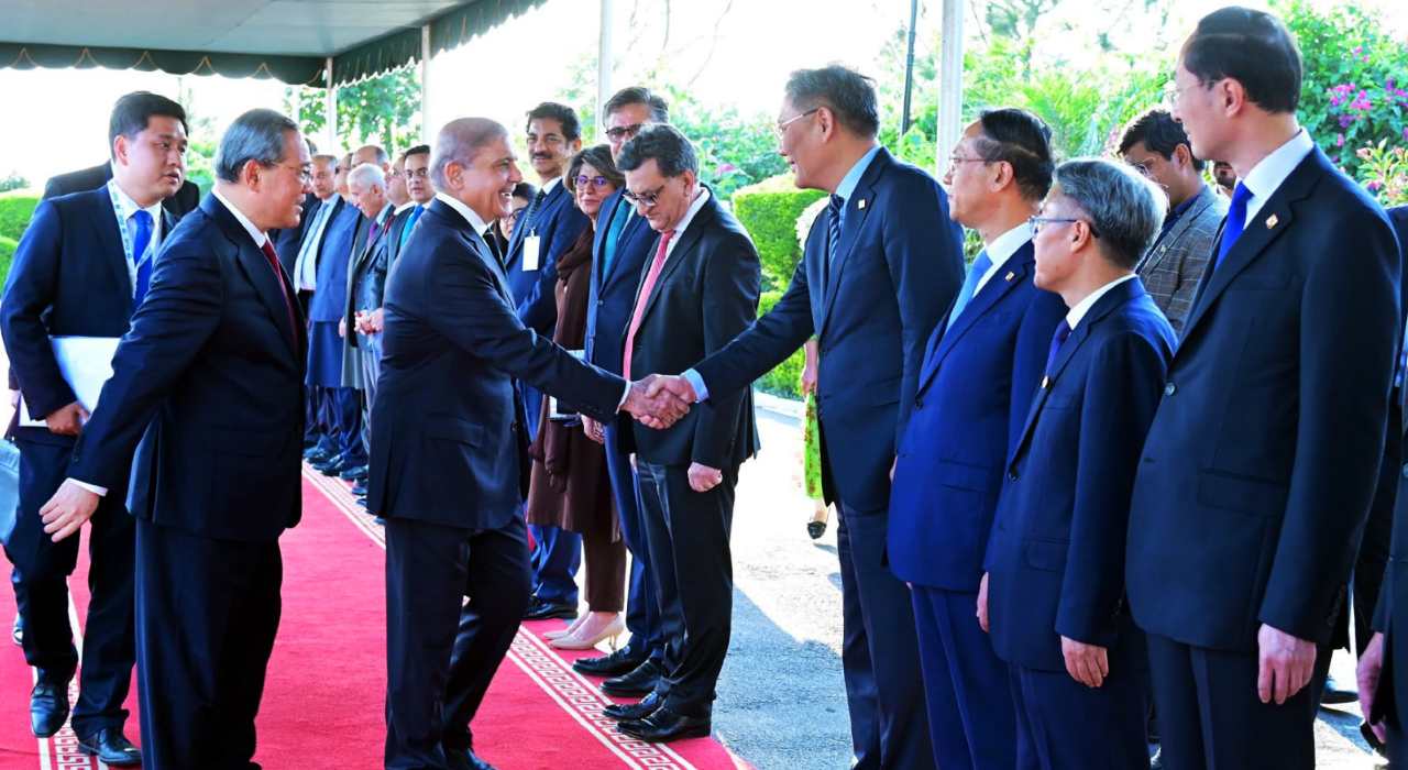 Prime Minister Muhammad Shehbaz Sharif and Chinese Prime Minister Li Qiang introducing their respective delegations during the later’s visit to Prime Minister’s house in Islamabad. 