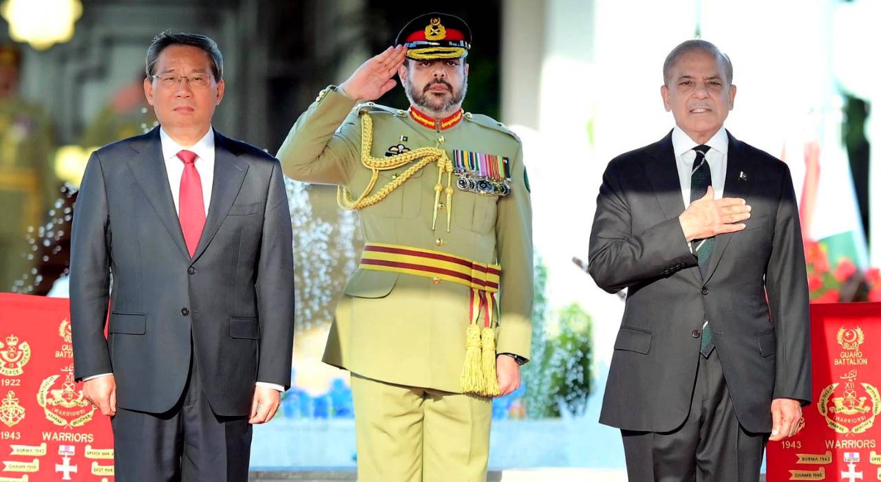 Prime Minister Muhammad Shehbaz Sharif and Chinese Prime Minister Qiang at the welcoming ceremony at Prime Minister’s house in Islamabad. 